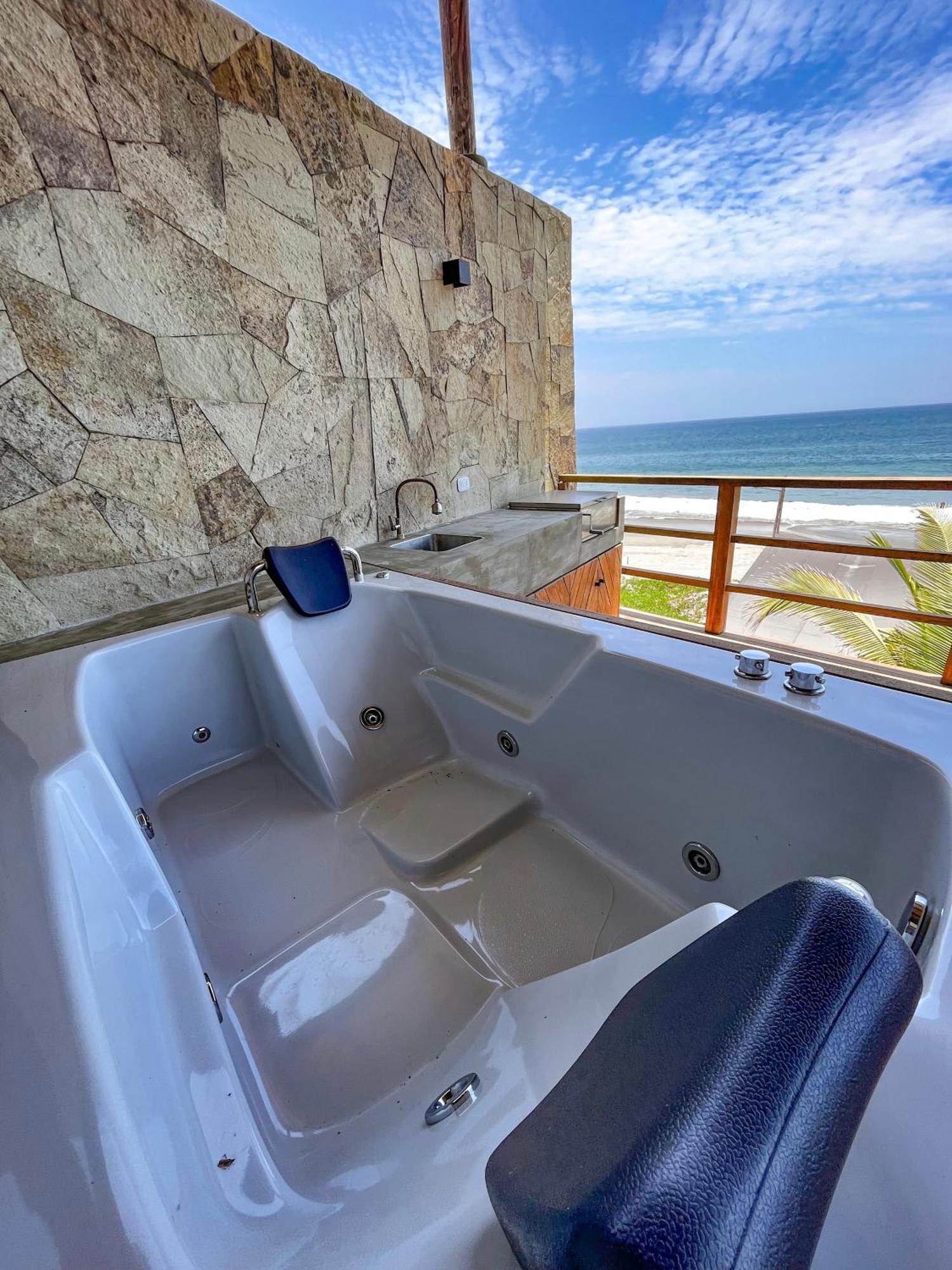 Diem Vichayito Beachfront Eco-Luxury ภายนอก รูปภาพ